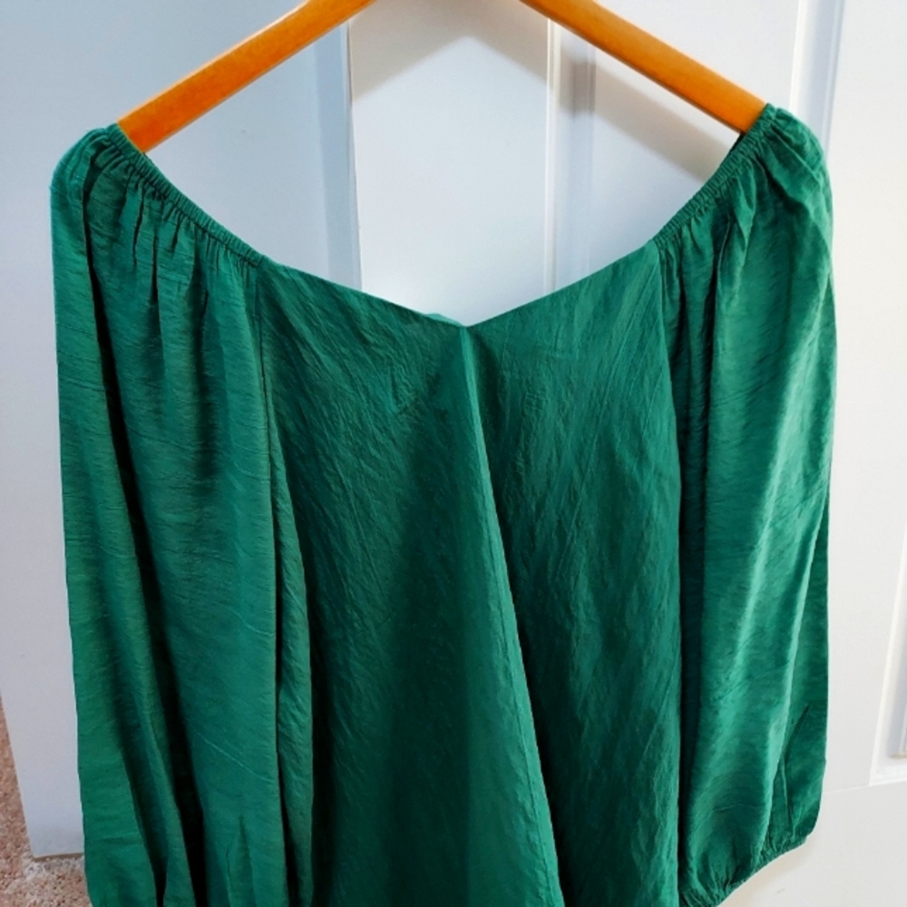 BRAND NEW Loft Outlet Size L Green V Top